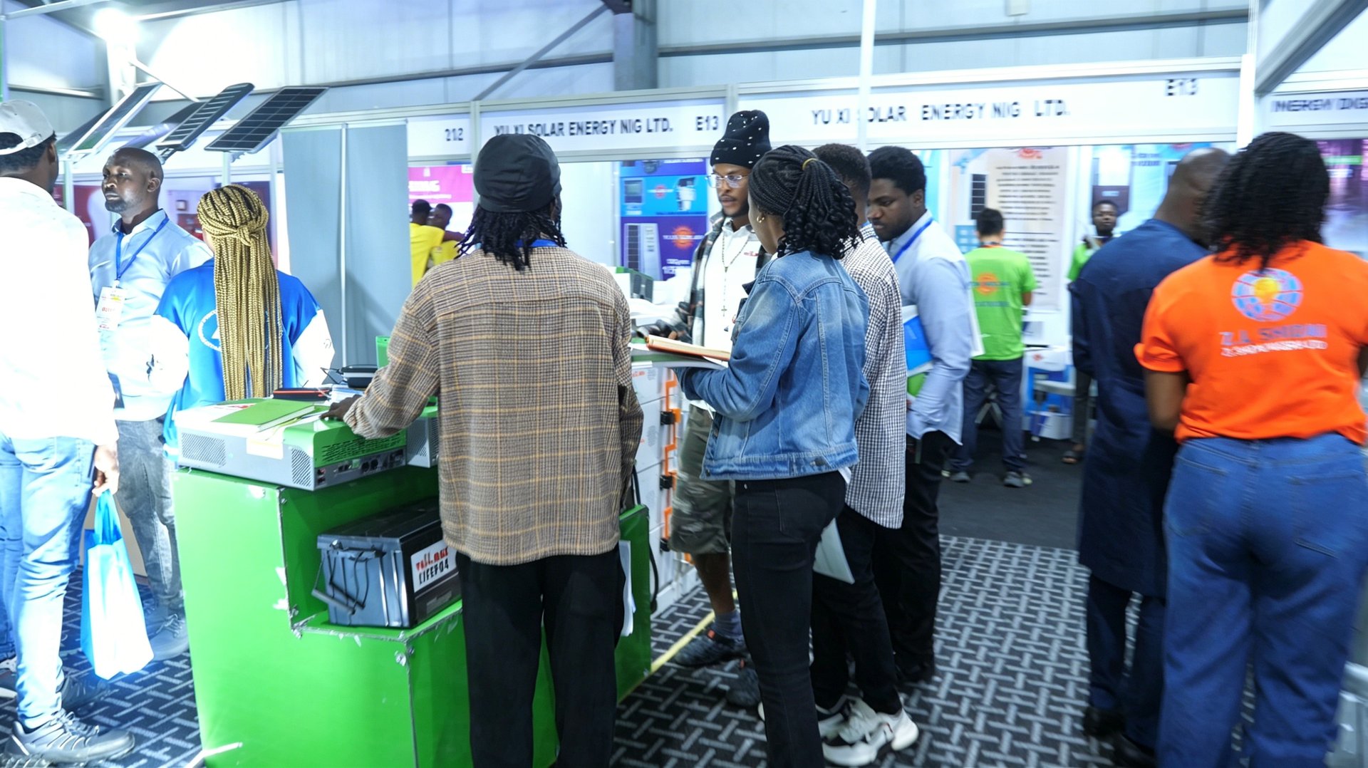 尼日利亚照明展太阳能能源展区，展示太阳能逆变器及储能设备，吸引众多专业观众