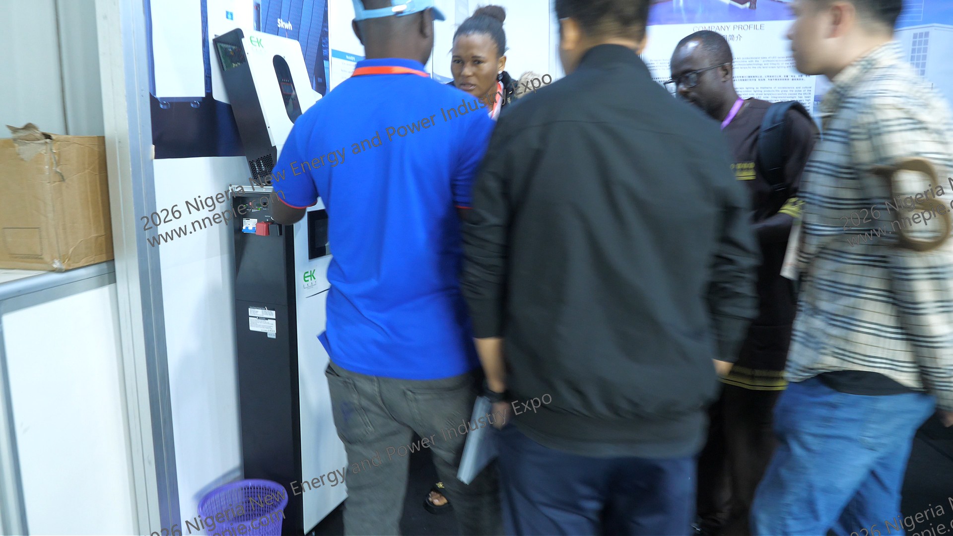 尼日利亚展会嘉宾参观储能设备展台 - 尼日利亚政府官员参观指导